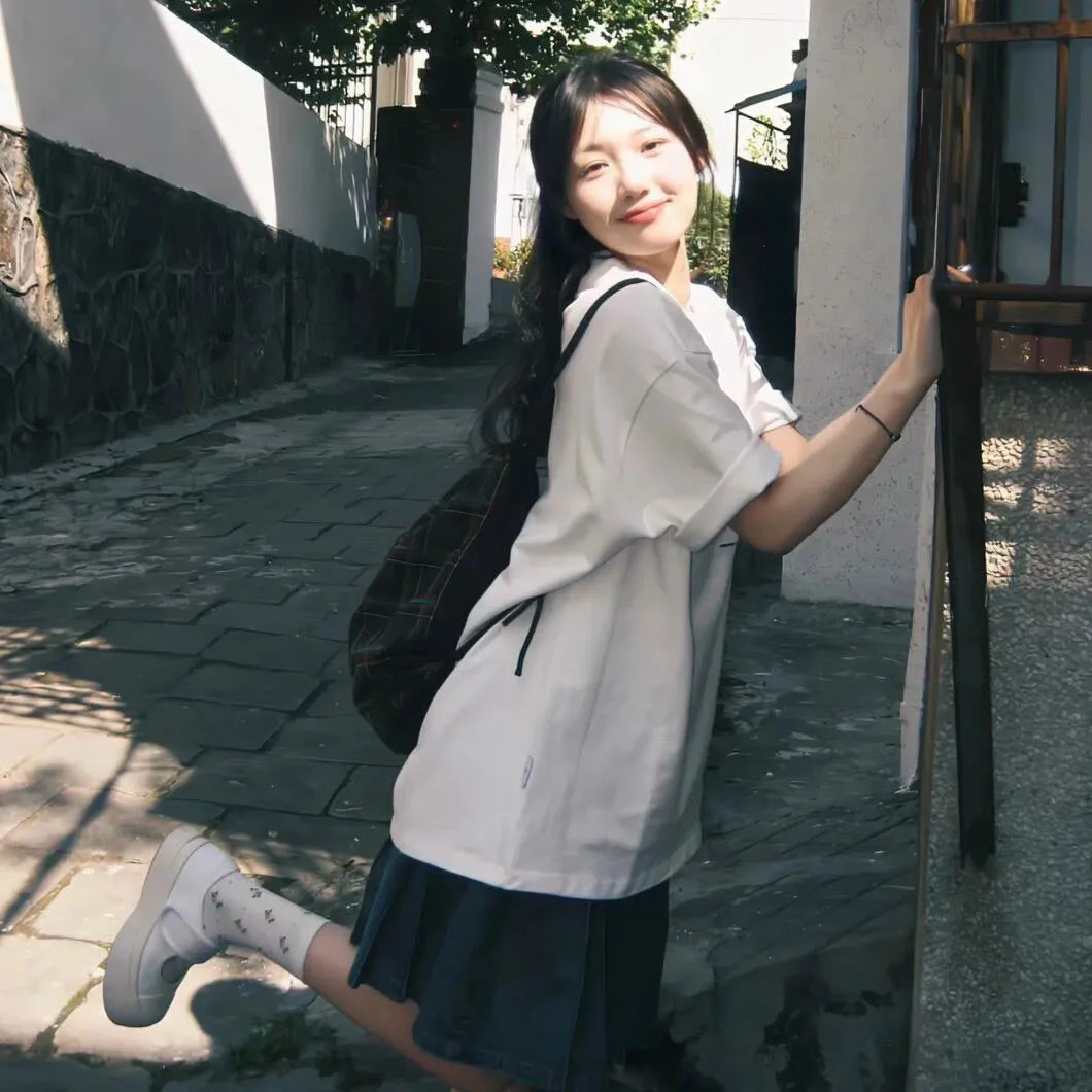 花落水流红
